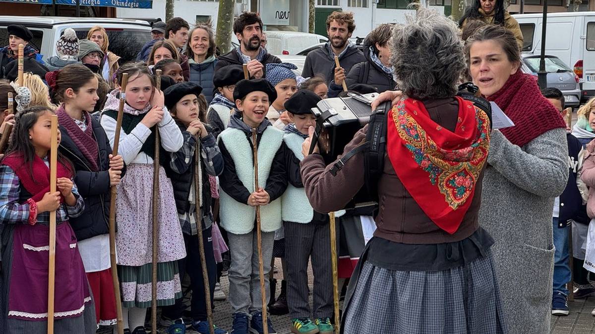 Kalez kale kantari ibili dira Zaraguetako ikasleak, Santa Ageda bezperan