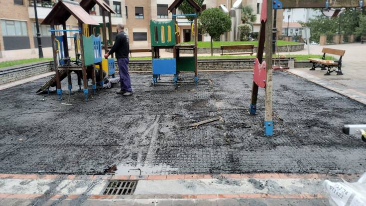 Iberotarren Plazako haur parkea berritzeko lanak hasi dituzte