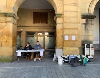 Gaztetxerako materiala bildu dute gaur plazan