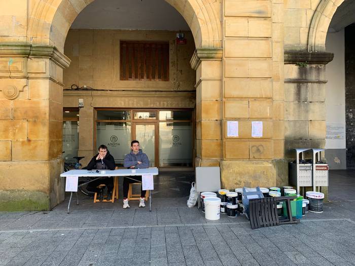 Gaztetxerako materiala bildu dute gaur plazan