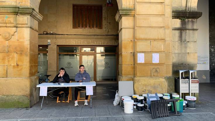 Gaztetxerako materiala bildu dute gaur plazan