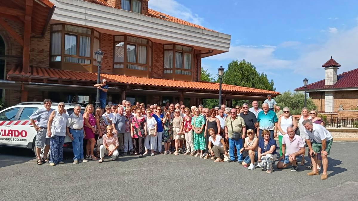 Ehun lagunek parte hartu dute Plaza Ondoren Kantabriarako irteeran