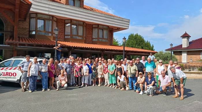 Ehun lagunek parte hartu dute Plaza Ondoren Kantabriarako irteeran