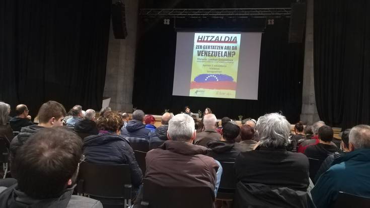 Venezuelako testuinguru politikoaz eta iraultza bolivartarraren eraginaz solasean, Sanagustinen