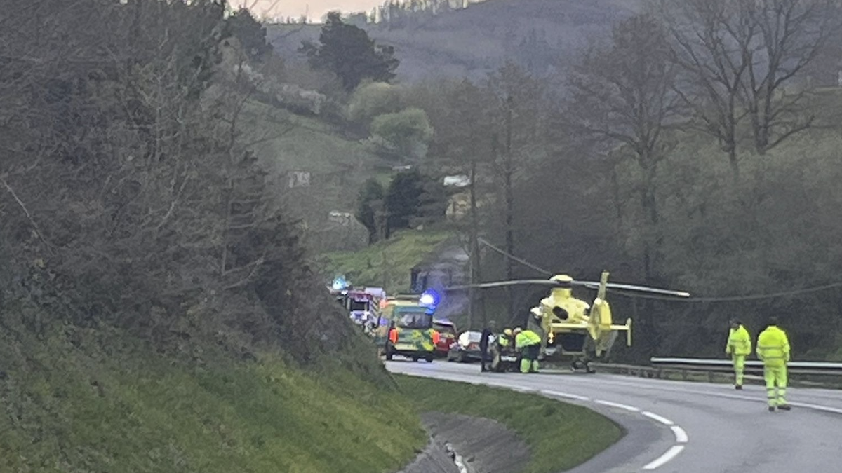 Lau pertsona zauritu dira Azkaraten bi ibilgailuren artean izan den istripuan