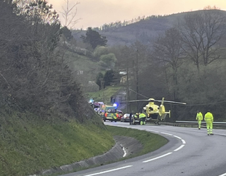 Lau pertsona zauritu dira Azkaraten bi ibilgailuren artean izan den istripuan