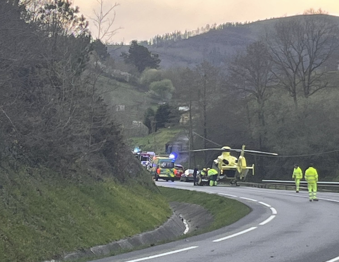 Lau pertsona zauritu dira Azkaraten bi ibilgailuren artean izan den istripuan