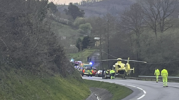 Lau pertsona zauritu dira Azkaraten bi ibilgailuren artean izan den istripuan