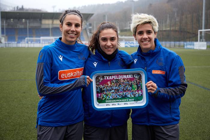 Eskuragarri daude Realeko txapeldunen garaipen historikoa oroitzeko bandejak