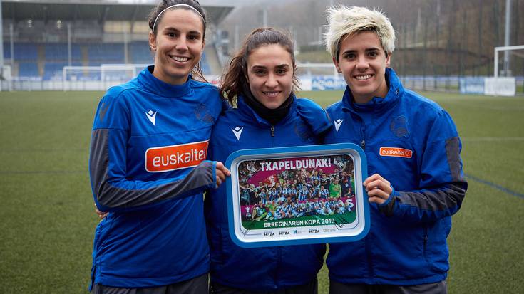 Eskuragarri daude Realeko txapeldunen garaipen historikoa oroitzeko bandejak