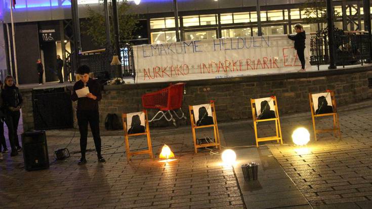 Indarkeria matxistak hildakoak gogoratu dituzte plazan Azaroaren 25eko ekitaldian
