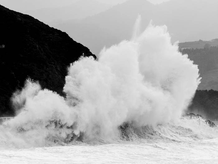 Kostako errepidea itxi egin dute, denboralea baretu arte