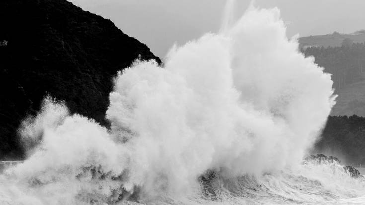 Kostako errepidea itxi egin dute, denboralea baretu arte