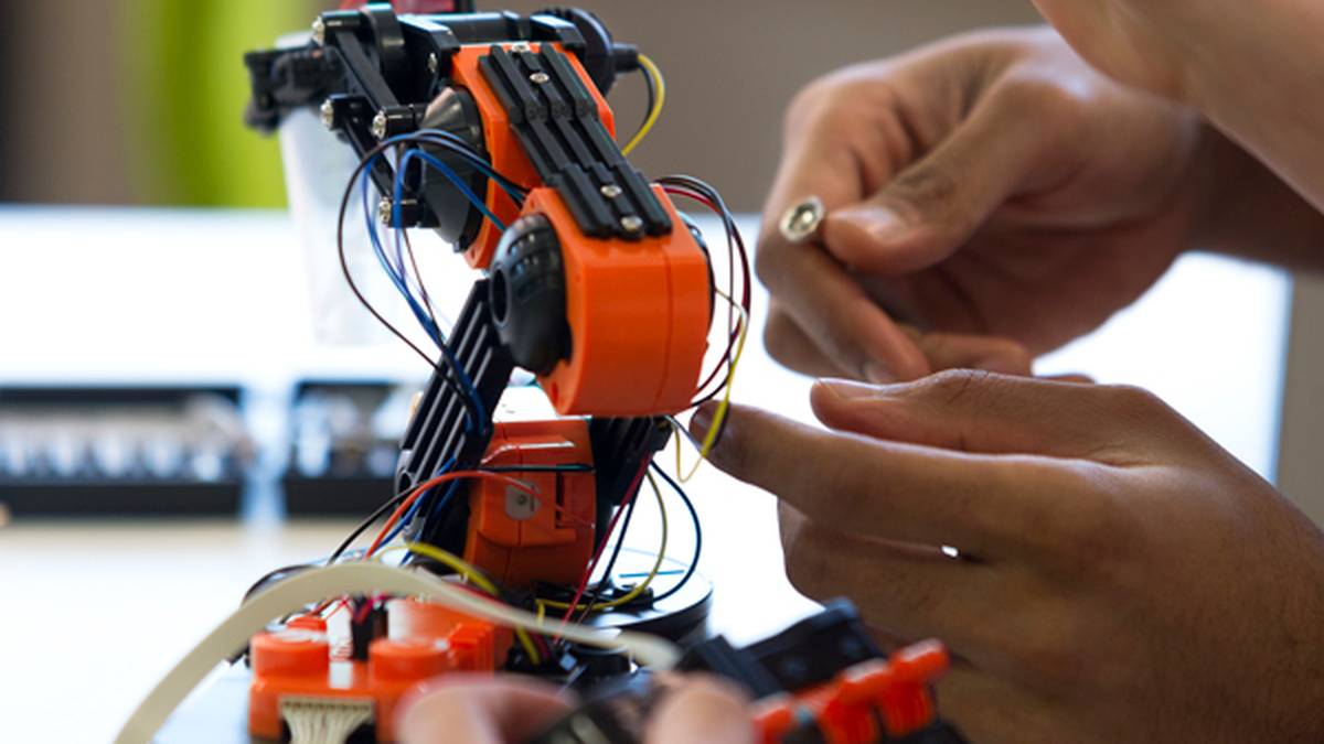 Haurrei eta nerabeei zuzendutako robotika tailerrak antolatu ditu Udal Elkarteak