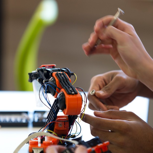 Haurrei eta nerabeei zuzendutako robotika tailerrak antolatu ditu Udal Elkarteak