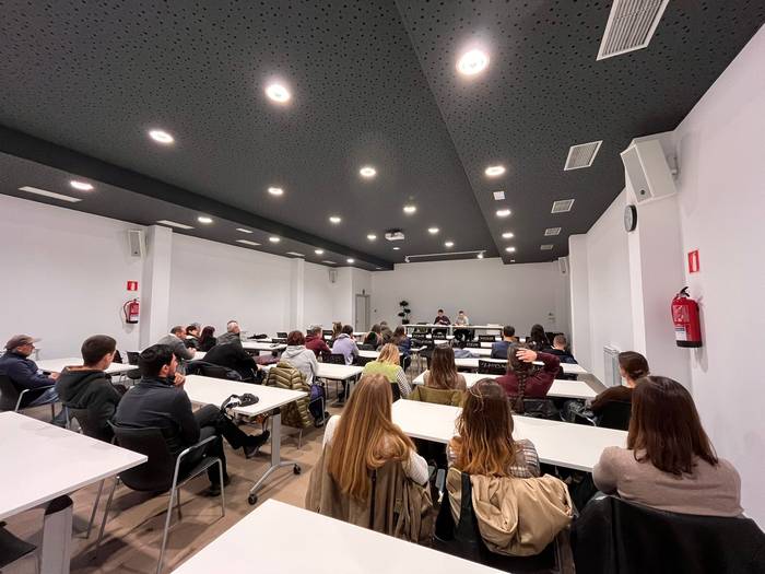 Euskarak bizi duen borrokaz solasean aritu da Paul Beitia