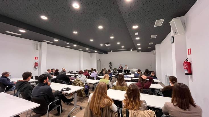 Euskarak bizi duen borrokaz solasean aritu da Paul Beitia