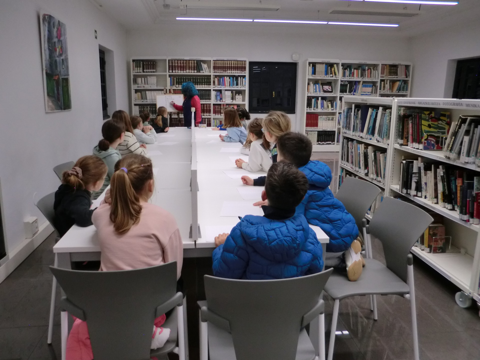 Haurrei zuzendutako idazketa tailerra eskaini du Miru Sorginak liburutegian