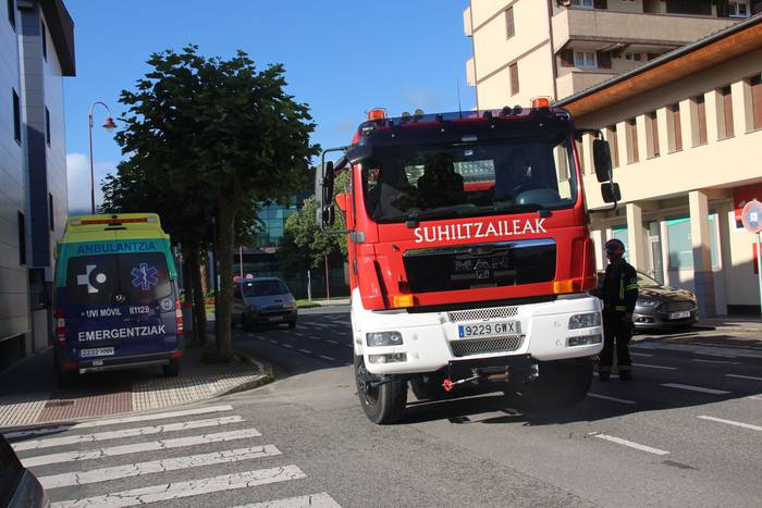 Suhiltzaileen laguntzarekin atera dute min hartutako pertsona bat bere etxetik