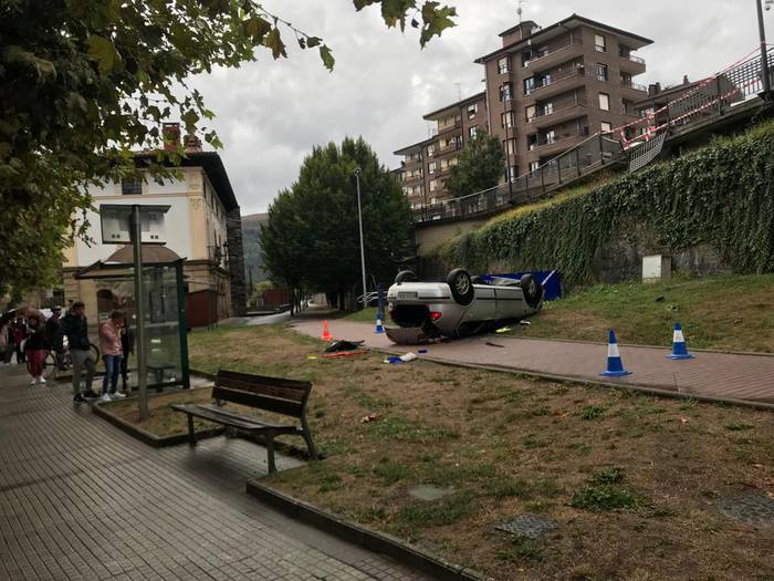 Auto batek istripua izan du Azkoitiko Xabier Munibe kalean