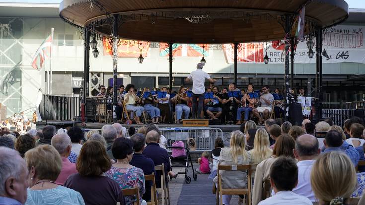 Udal Musika Bandak pasodoble doinuak eraman ditu plazara
