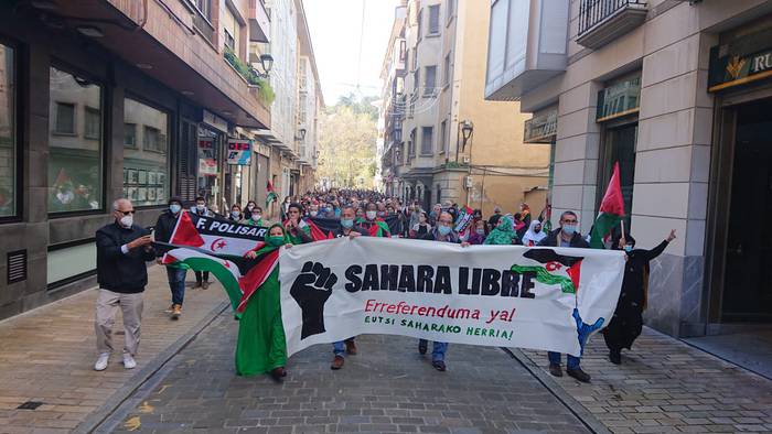 Mendebaldeko Sahararekiko elkartasunez kaleak hartu dituzte zumaiarrek