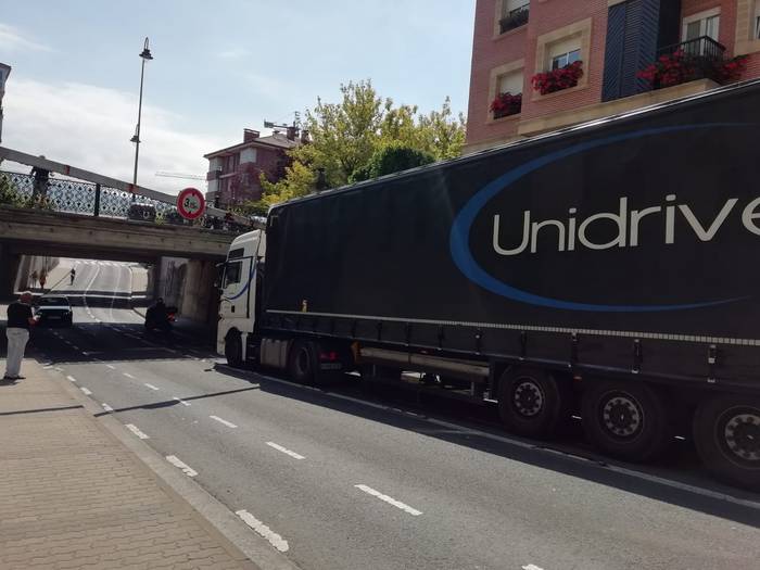 HARA! Kamioi bat Zelai azpibidetik ezin pasata