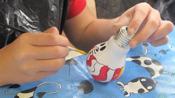 Gabonetako apaingarriak egiteko berrerabilpen tailerra antolatu du Algorrik