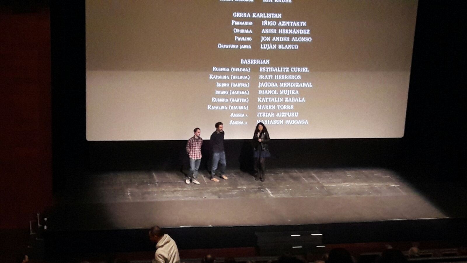 Herritarrei 'Handia' filma aurkeztu diete Jon Garaño zuzendariak eta Iñigo Aranburu aktoreak