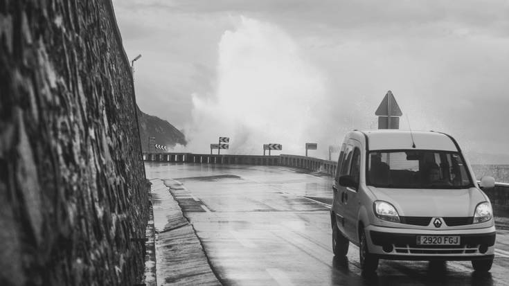 Kostako errepidea itxita dago ekaitza baretu arte