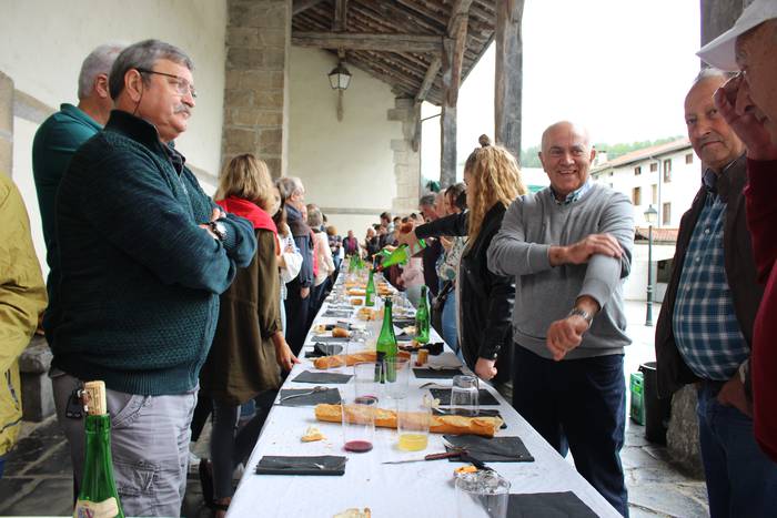 Festa giroan murgilduta jarraitzen dute Urrestillan, San Joan Txiki egunez