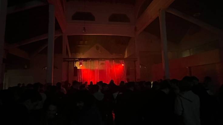 Disko jartzaileen eta txarangaren doinuekin gozatu dute herritarrek