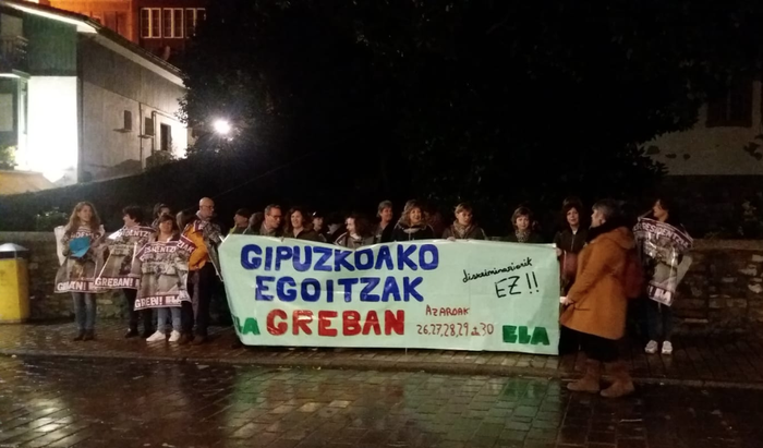 Protesta zaratatsua egin zuten atzo egoitzetako langileek