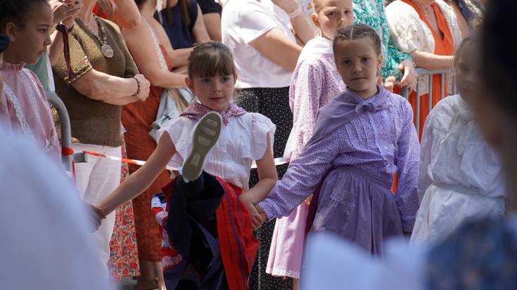 Euskal dantzen erakustaldi dotorea, dantzari txikien eskutik