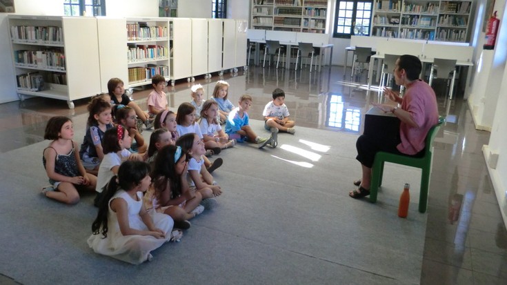 Dozena bat haur bildu ditu Itziar Saenzen ipuin kontaketa saioak