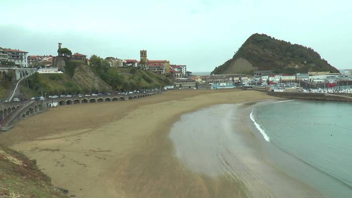 Marea biziek itsasbeheran Zarautzen eta Getarian utzitako irudiak, bideoan
