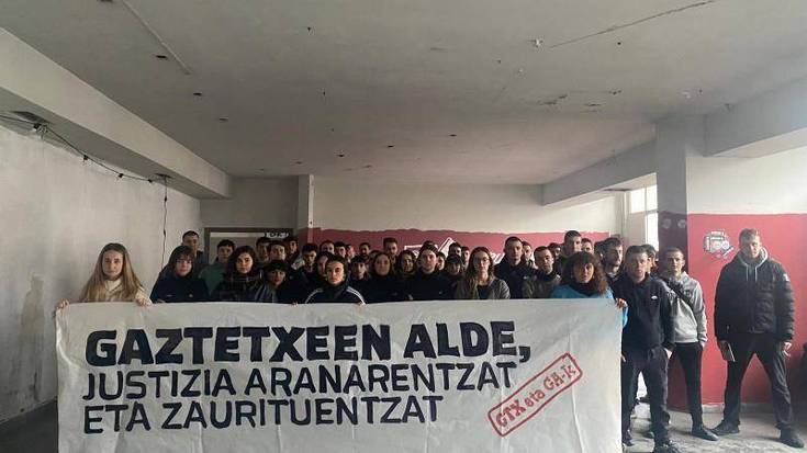 Gaztetxeen alde egin dute, Bilboko Etxarri IIren desalojoaren urteurrenean