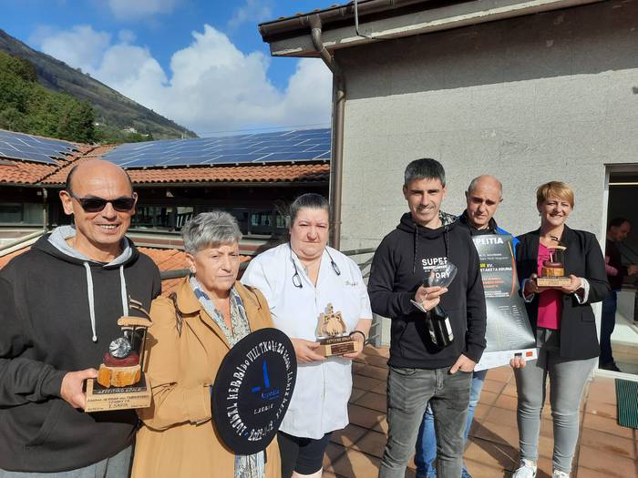 Ardoa, txorizo egosia eta gazta aukeran, Azpeitiko XV. Libre Ardo Dastaketa Egunean