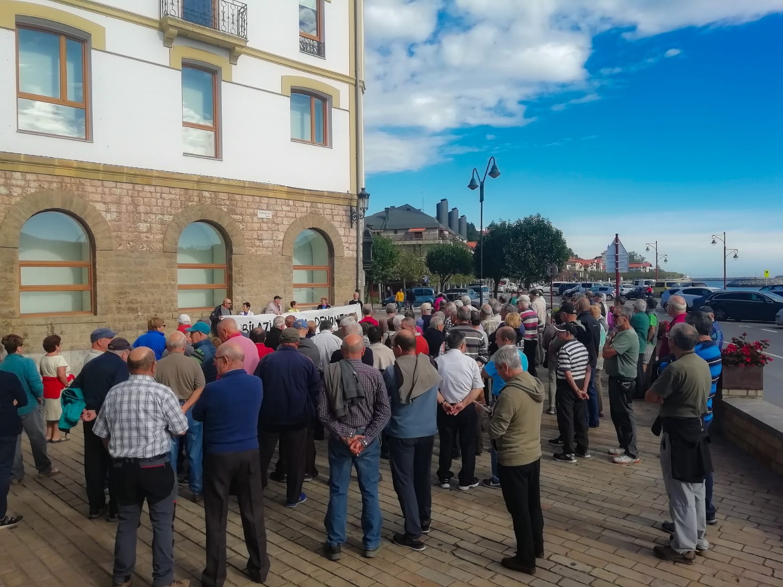 Pentsiodunak kalera atera dira berriro