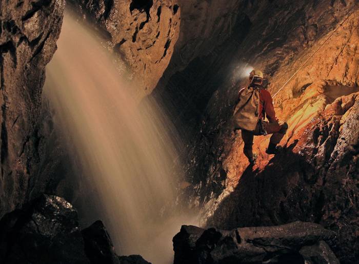 Espeleologia irteera antolatu du Anaitasuna mendi bazkunak hileko azken zapaturako