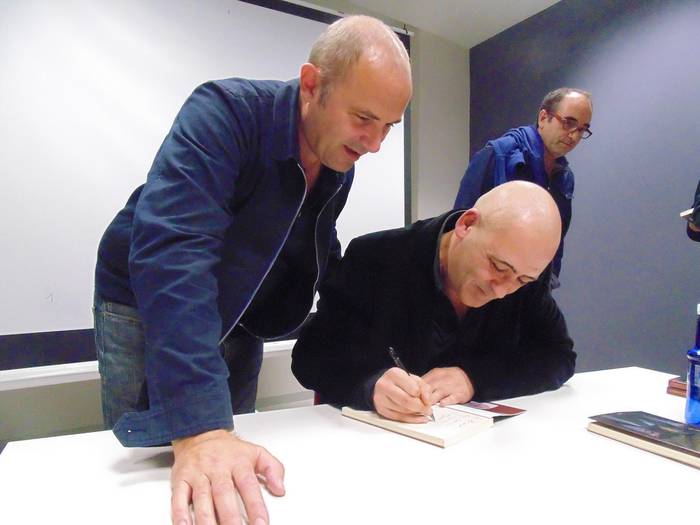 Deabruaren Irlatik ihes egin, Vianara itzuli eta hiltzaile bihurtu zen arbasoa