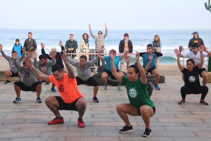 Kalefit saio solidarioa egin dute gaur goizean Zarauzko itsas pasealekuan