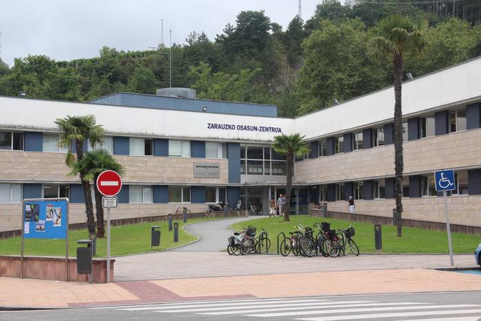 Zarauzko EHE: "Osasun zentroak euskaraz bizitzeko eskubidea ere urratu egiten du"