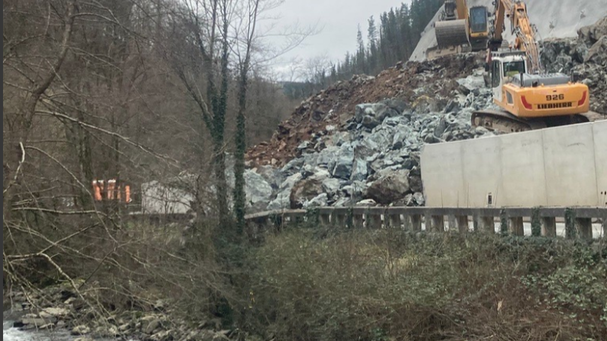 Lur jausi bat tarteko, erabat itxita dago Azkoitia eta Zumarraga arteko errepidea