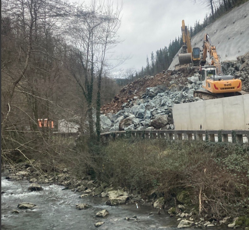 Errepidea garbituta, zabalik da berriz Azkoitia eta Urretxu arteko errepidea