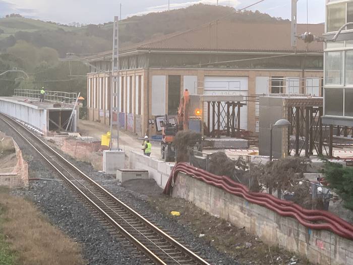Tren zerbitzua etengo dute Zarautzen San Pelaioko geltokiko obren ondorioz