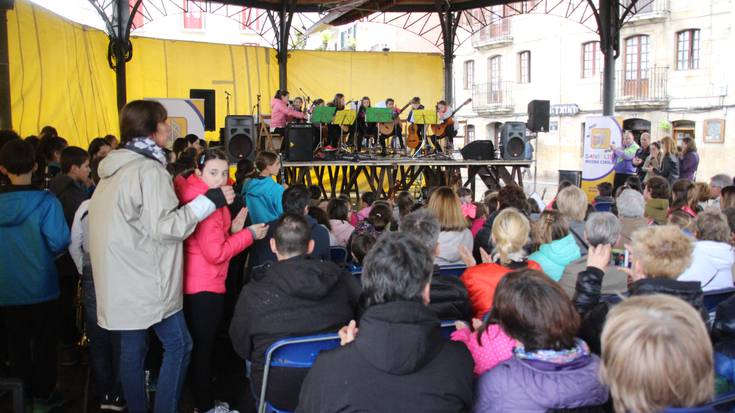 Irudietan: Danbolinfest asteari amaiera emateko, egun osoko festa