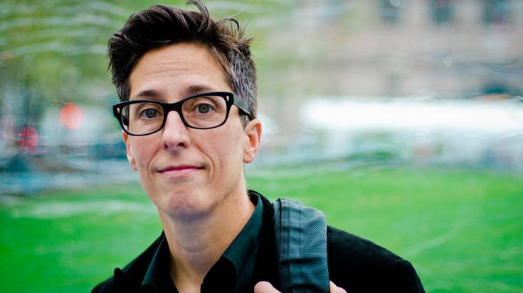 Alison Bechdelen 'Fun home' komikiaz jardungo dute gaur, irakurle taldean