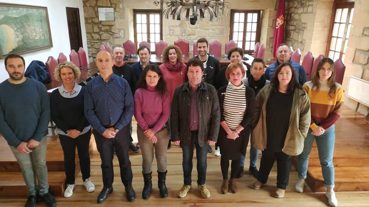 Azaroaren 25eko adierazpen instituzionala egin dute udal ordezkariek