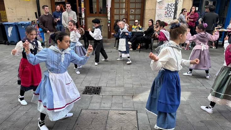 Beasainen dantzatu dute Zumaiako Musika eta Dantza Eskolako haurrek